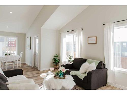 9507 114 Avenue, Clairmont, AB - Indoor Photo Showing Living Room