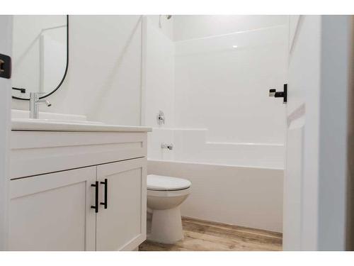 9507 114 Avenue, Clairmont, AB - Indoor Photo Showing Bathroom