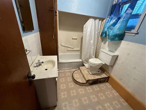 9610 96 Avenue, Peace River, AB - Indoor Photo Showing Bathroom