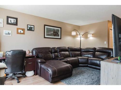 109-7014 100 Street, Grande Prairie, AB - Indoor Photo Showing Living Room