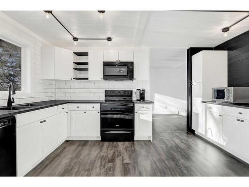 10102 89 Street, Grande Prairie, AB - Indoor Photo Showing Kitchen With Double Sink