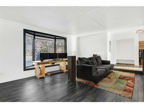 10102 89 Street, Grande Prairie, AB - Indoor Photo Showing Living Room