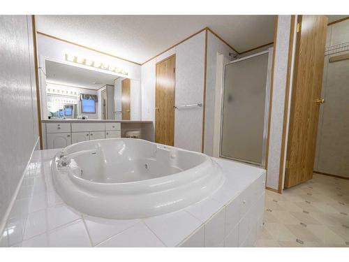 9619 101 Avenue, Clairmont, AB - Indoor Photo Showing Bathroom