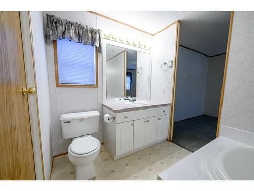 9619 101 Avenue, Clairmont, AB - Indoor Photo Showing Bathroom