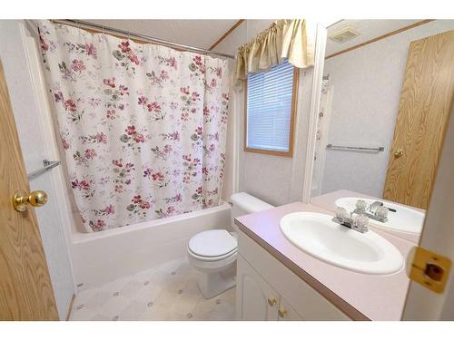 9619 101 Avenue, Clairmont, AB - Indoor Photo Showing Bathroom