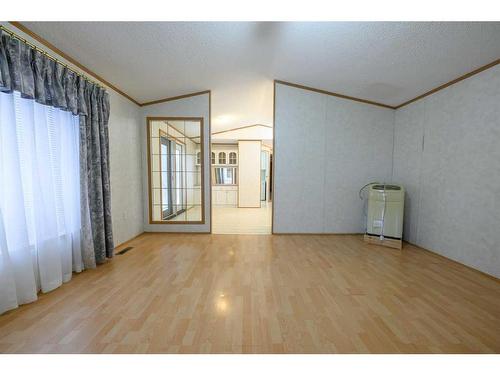 9619 101 Avenue, Clairmont, AB - Indoor Photo Showing Other Room