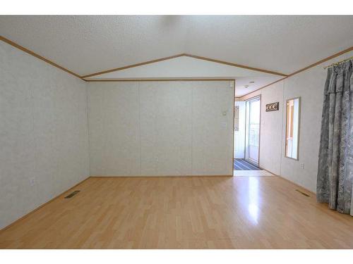 9619 101 Avenue, Clairmont, AB - Indoor Photo Showing Other Room