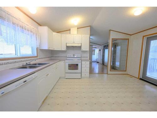 9619 101 Avenue, Clairmont, AB - Indoor Photo Showing Kitchen With Double Sink