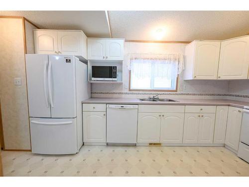 9619 101 Avenue, Clairmont, AB - Indoor Photo Showing Kitchen With Double Sink