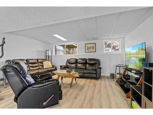 9631 117 Avenue, Grande Prairie, AB - Indoor Photo Showing Living Room