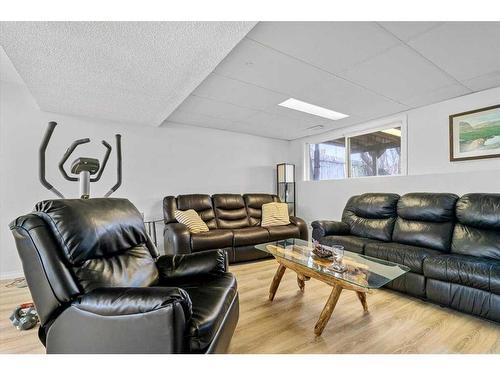 9631 117 Avenue, Grande Prairie, AB - Indoor Photo Showing Living Room