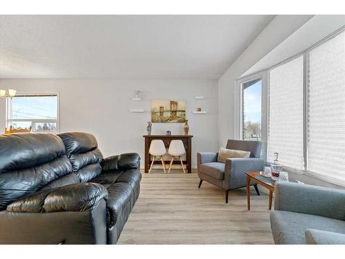 9631 117 Avenue, Grande Prairie, AB - Indoor Photo Showing Living Room