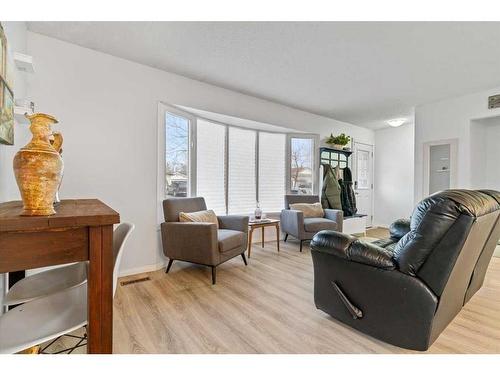 9631 117 Avenue, Grande Prairie, AB - Indoor Photo Showing Living Room