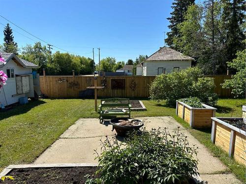 4901 53 Avenue, Berwyn, AB - Outdoor With Backyard