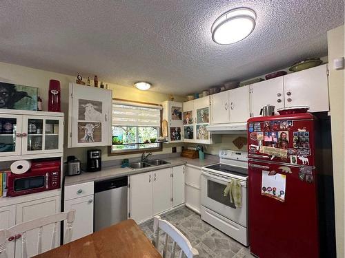 4901 53 Avenue, Berwyn, AB - Indoor Photo Showing Kitchen With Double Sink