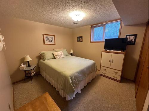 7129 99A Street, Peace River, AB - Indoor Photo Showing Bedroom