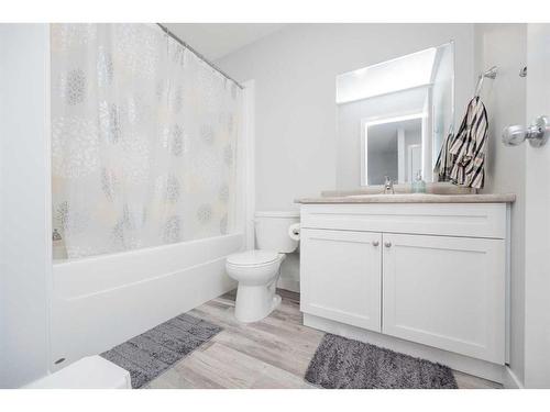 C-9524 113 Avenue, Clairmont, AB - Indoor Photo Showing Bathroom