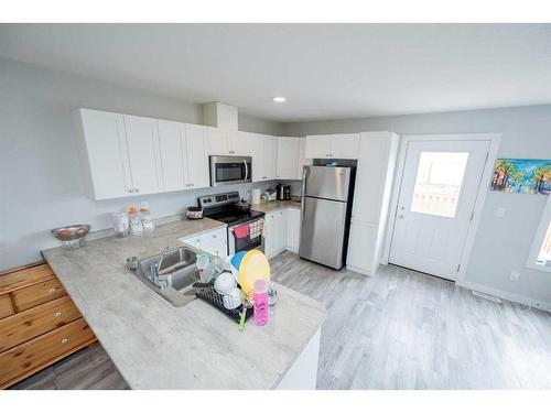 C-9524 113 Avenue, Clairmont, AB - Indoor Photo Showing Kitchen With Double Sink