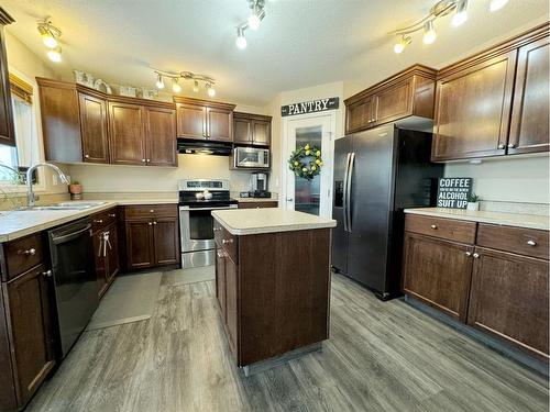 34 Pinnacle Point, Grande Prairie, AB - Indoor Photo Showing Kitchen