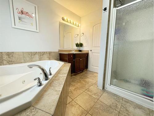 34 Pinnacle Point, Grande Prairie, AB - Indoor Photo Showing Bathroom