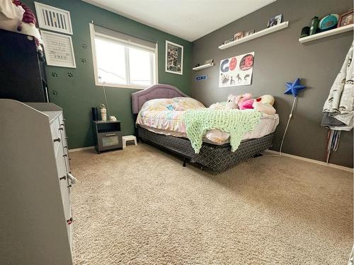 34 Pinnacle Point, Grande Prairie, AB - Indoor Photo Showing Bedroom