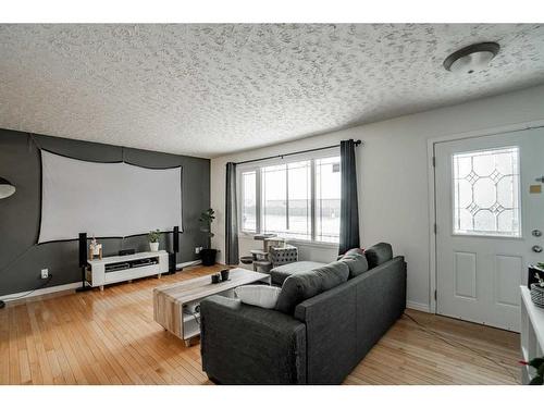 5313 50 Ave, Grimshaw, AB - Indoor Photo Showing Living Room