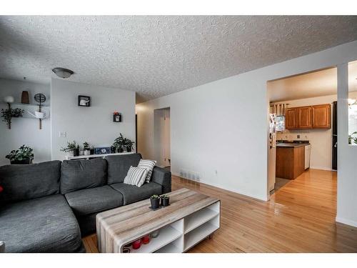 5313 50 Ave, Grimshaw, AB - Indoor Photo Showing Living Room