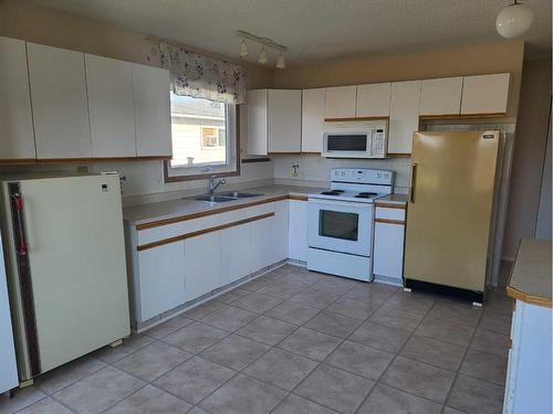 411 4Th Street, Mclennan, AB - Indoor Photo Showing Kitchen With Double Sink