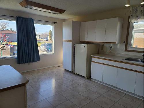 411 4Th Street, Mclennan, AB - Indoor Photo Showing Kitchen