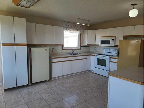 411 4Th Street, Mclennan, AB - Indoor Photo Showing Kitchen With Double Sink