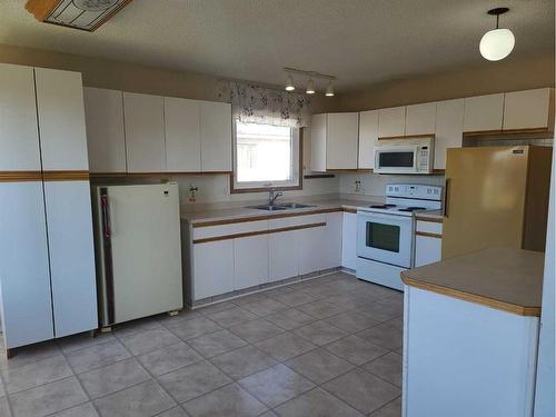 411 4Th Street, Mclennan, AB - Indoor Photo Showing Kitchen With Double Sink