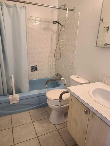 411 4Th Street, Mclennan, AB - Indoor Photo Showing Bathroom