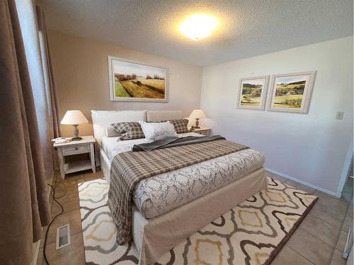 411 4Th Street, Mclennan, AB - Indoor Photo Showing Bedroom