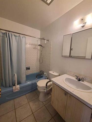 411 4Th Street, Mclennan, AB - Indoor Photo Showing Bathroom