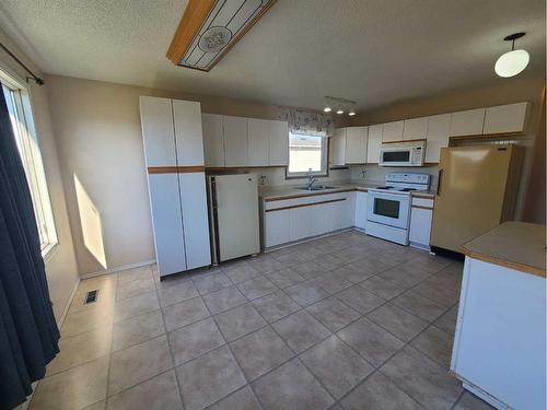 411 4Th Street, Mclennan, AB - Indoor Photo Showing Kitchen