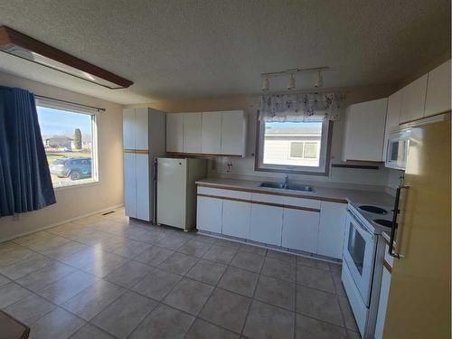 411 4Th Street, Mclennan, AB - Indoor Photo Showing Kitchen