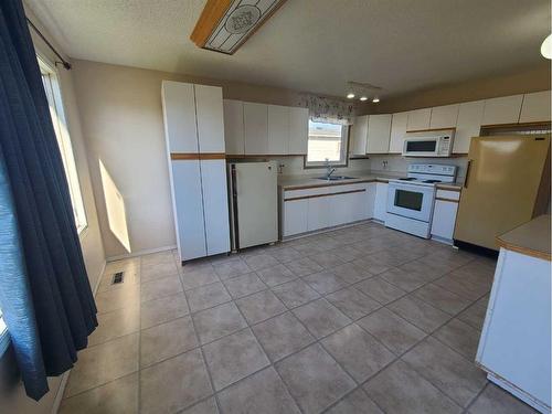 411 4Th Street, Mclennan, AB - Indoor Photo Showing Kitchen With Double Sink