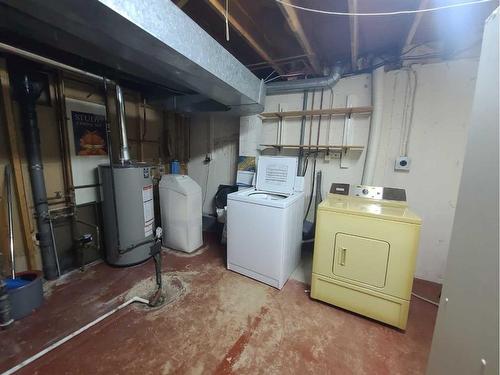 411 4Th Street, Mclennan, AB - Indoor Photo Showing Laundry Room