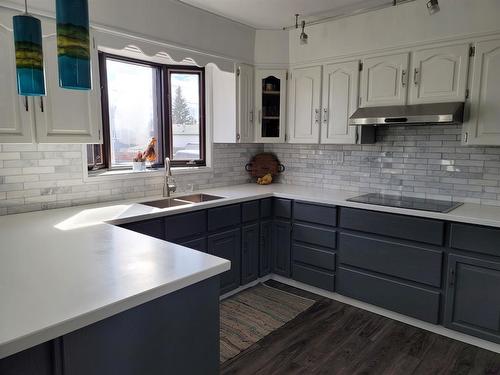 310 Brassard, Mclennan, AB - Indoor Photo Showing Kitchen With Double Sink