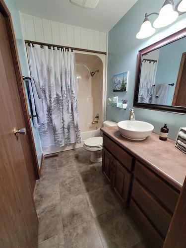 310 Brassard, Mclennan, AB - Indoor Photo Showing Bathroom