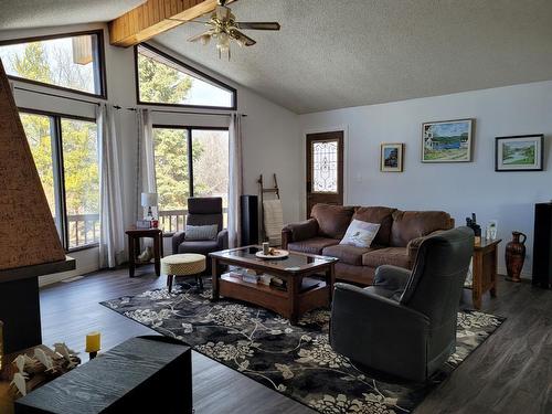 310 Brassard, Mclennan, AB - Indoor Photo Showing Living Room