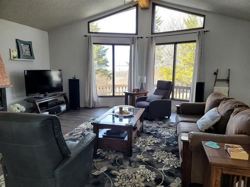 310 Brassard, Mclennan, AB - Indoor Photo Showing Living Room