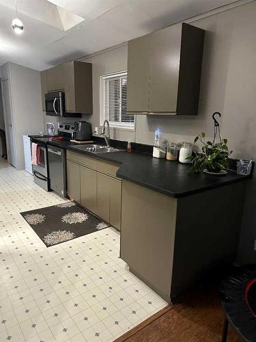 9904 107 Street, High Level, AB - Indoor Photo Showing Kitchen