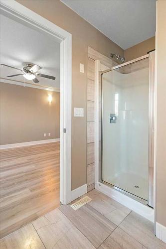 8625 62 Avenue, Grande Prairie, AB - Indoor Photo Showing Bathroom