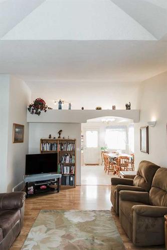 12705 90A Street, Grande Prairie, AB - Indoor Photo Showing Living Room