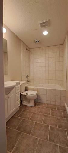 198 Pinnacle Way, Grande Prairie, AB - Indoor Photo Showing Bathroom