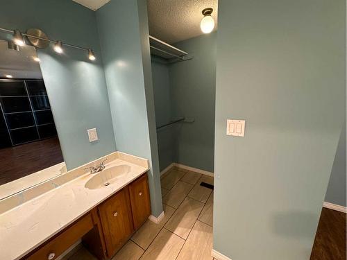 7719 95 Street, Grande Prairie, AB - Indoor Photo Showing Bathroom