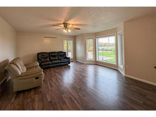 15165 Twp Rd 1062, Rural Mackenzie County, AB - Indoor Photo Showing Living Room