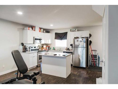 B-9511 112 Avenue, Clairmont, AB - Indoor Photo Showing Kitchen