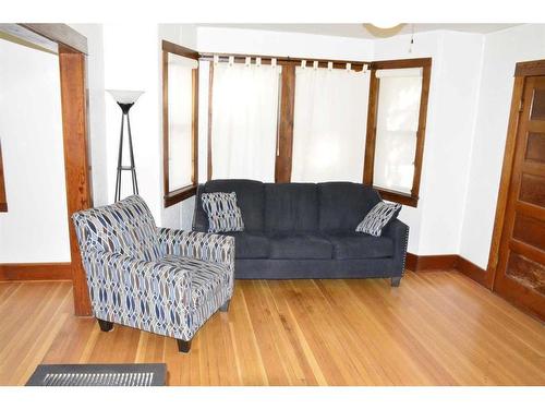 5020 53 Avenue, Grimshaw, AB - Indoor Photo Showing Living Room